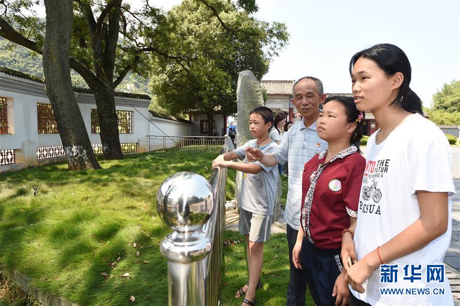 （壯麗70年·奮斗新時代——記者再走長征路·圖文互動）（3）“紅軍樹”下憶初心、守初心