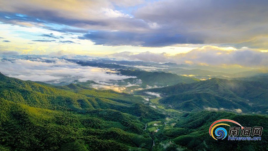 俯瞰位于白沙的海南鸚哥嶺國家級(jí)自然保護(hù)區(qū)。 海報(bào)集團(tuán)全媒體中心記者 袁琛攝.jpg