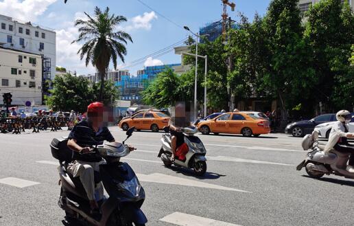 不文明交通行為曝光臺 | 聽手機(jī)邊騎車橫穿馬路 三亞這名外賣小哥“膽真肥”