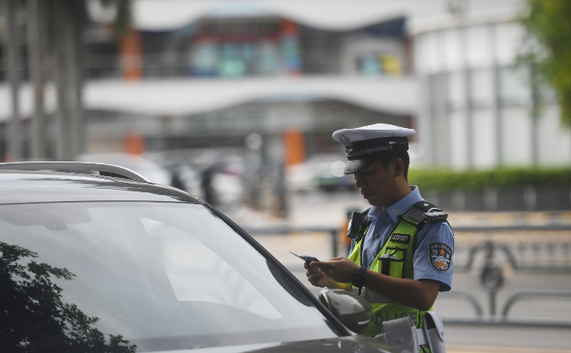 不文明交通行為曝光臺 | 直擊三亞機(jī)動車過斑馬線不禮讓行人亂象 1小時(shí)查處9起 