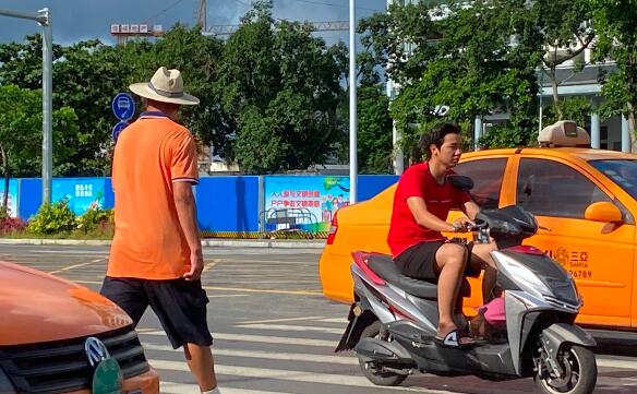 （交通不文明行為 三亞）不戴安全帽 騎上機(jī)動車道 電動車亂象多