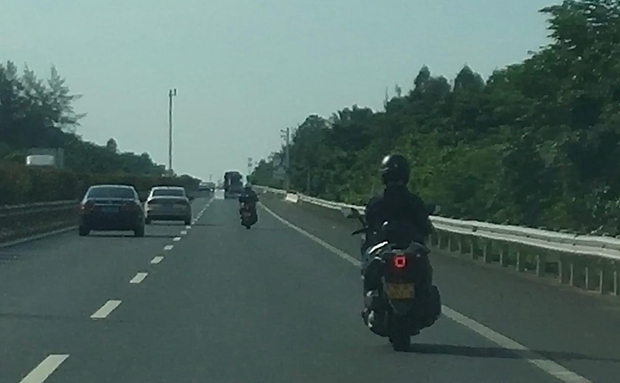 交通拍客 | 不要命！2輛摩托車違規(guī)上高速還單手騎車