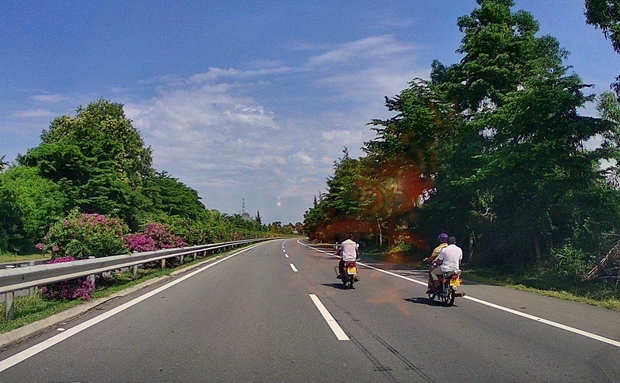 交通拍客 | 膽子大！不戴頭盔還占超車道行駛 2輛摩托車違規(guī)上高速被拍