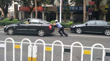 贊！?？谝凰緳C車輛出故障道路中間拋錨 交警幫推車