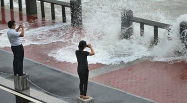 受冷空氣影響連云港沿海掀起巨浪 市民迎面拍拍拍！